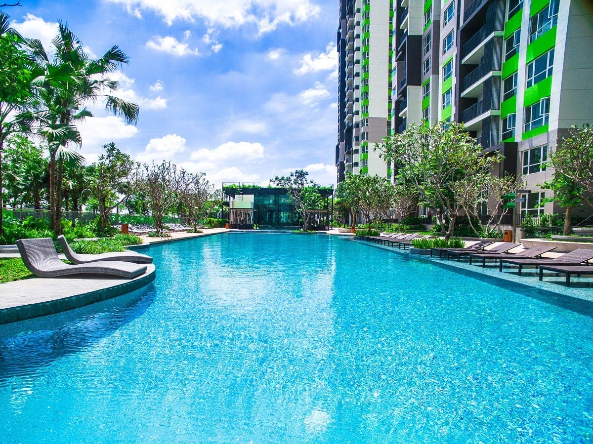 Hồ Bơi Vô Cực & Sàn Tắm Nắng Resort