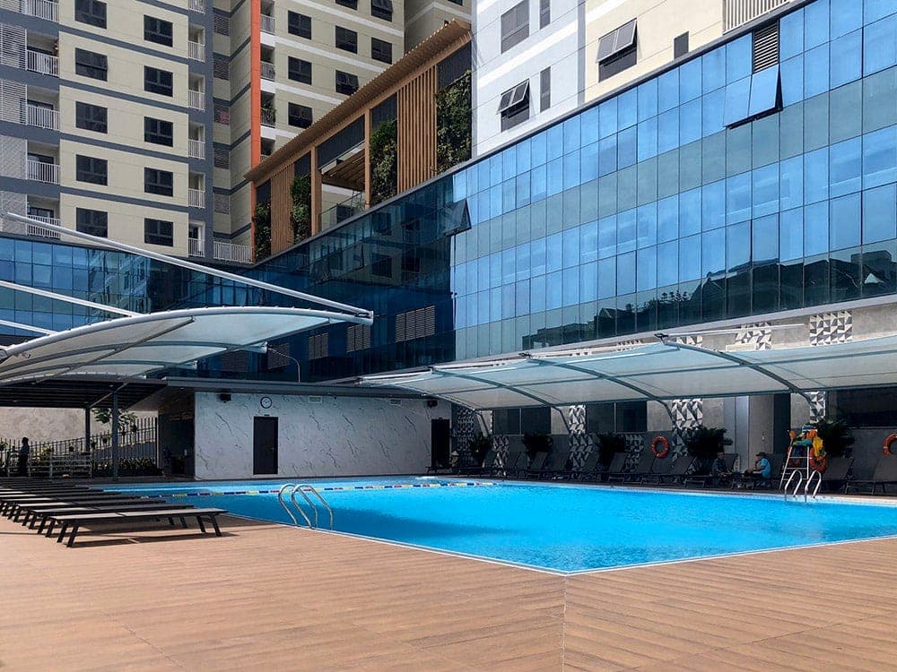 Hồ Bơi Vô Cực & Sàn Tắm Nắng Resort