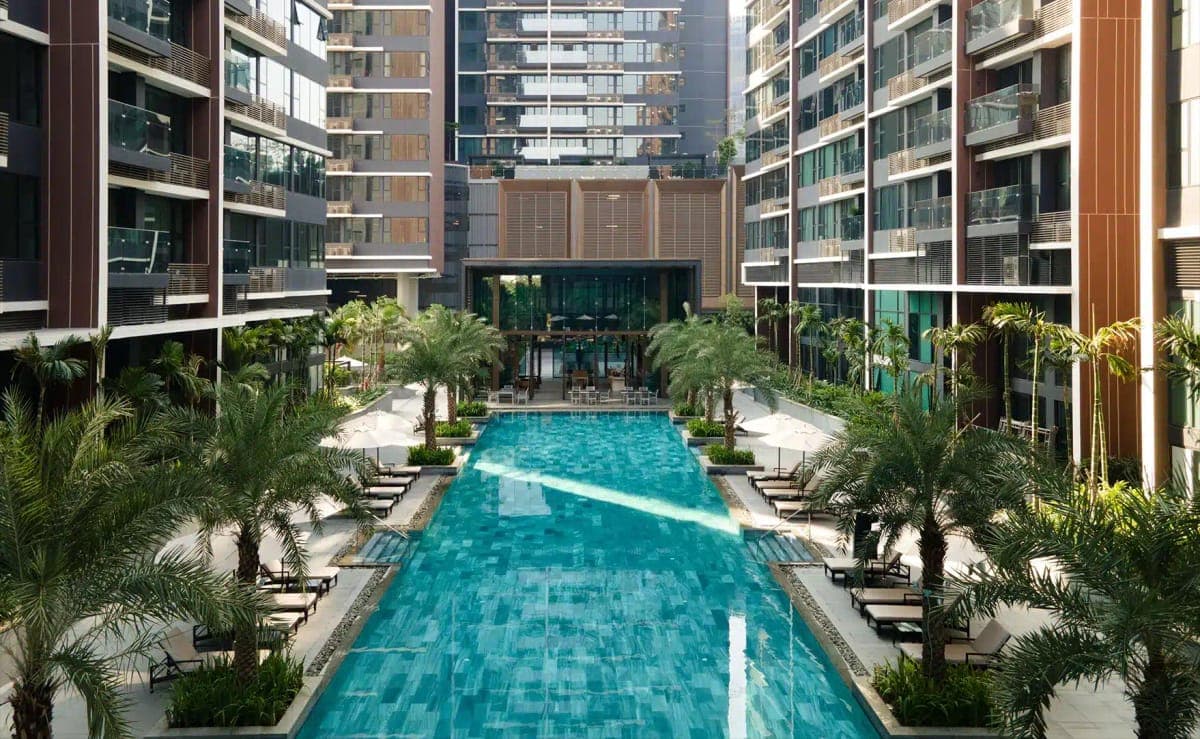 Hồ Bơi Vô Cực & Sàn Tắm Nắng Resort